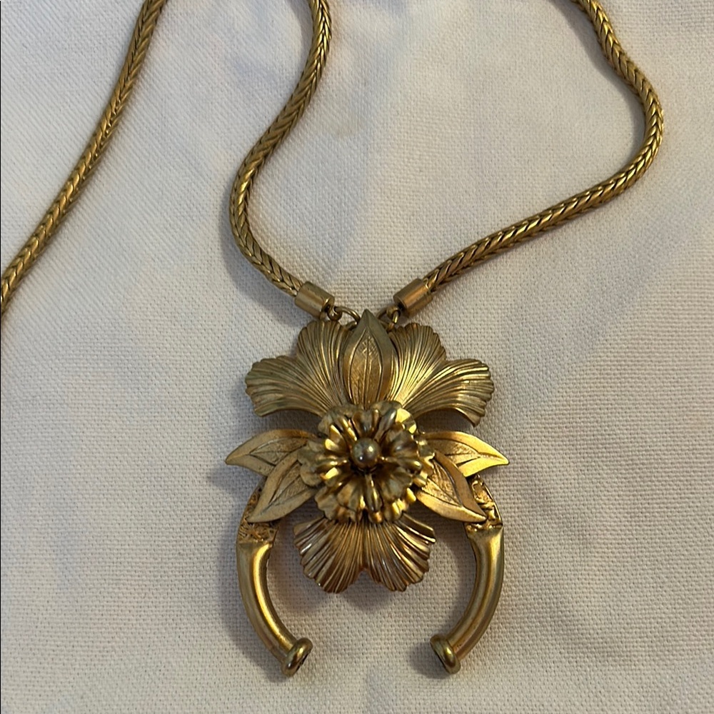 ELIZABETH COLE Elegant Gold Floral Pendant Necklace